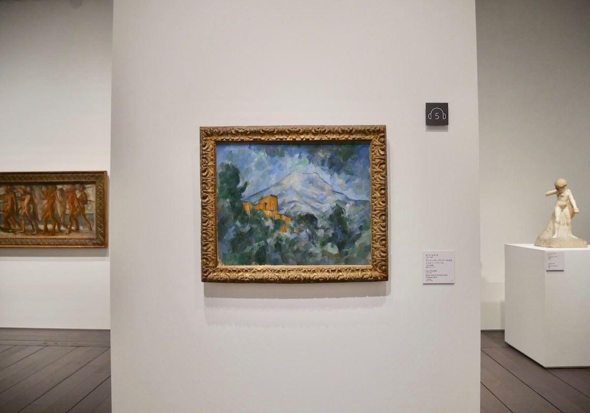 第1部「アートをひろげる」　左：青木繁《海の幸》1904年　中央：ポール・セザンヌ《サント=ヴィクトワール山とシャトー・ノワール》1904〜06年頃　右：オーギュスト・ロダン《立てるフォーネス》1884年頃