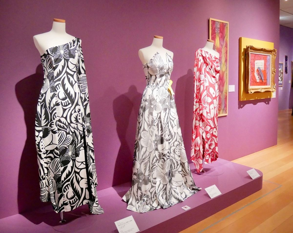 左：ドレス　テキスタイル《様式化された花、葉飾りと果物》　ドレス・デザイン、制作：モンジ・ギバン　ドレス制作：2002年