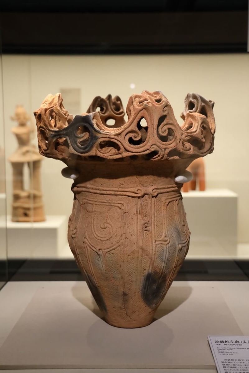 《深鉢形土器（火炎土器）》　日本　縄文時代中期