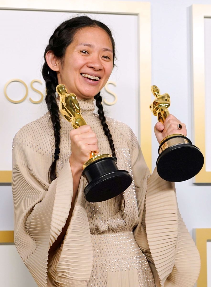 『ノマドランド』で作品賞、監督賞を受賞したクロエ・ジャオは中国出身でアメリカで活躍する39歳。マーベル・シネマティック・ユニバースの26作目となる『エターナルズ』に抜擢され、2021年の公開が予定されている。