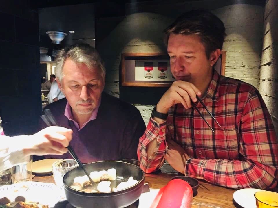 料理されるすき焼きに見入るベッティーニ（左）とミロノフ。しめの卵かけご飯もしっかり食べていました。