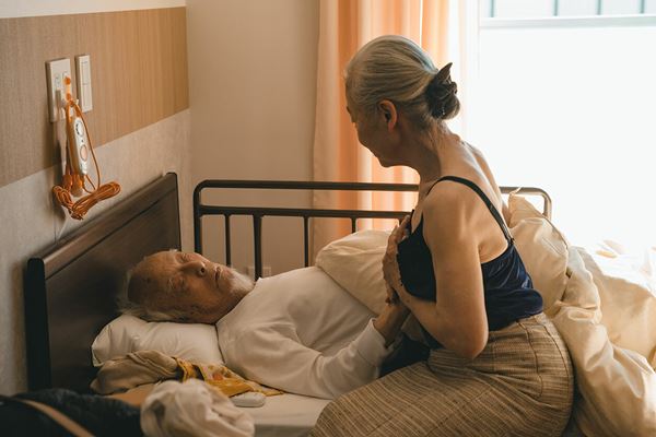 (C)2022茶飲友達フィルムパートナーズ