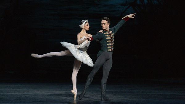 Swan-Lake-Mayara-Magri-as-Odette-(C)2022-ROH.-Photographed-by-Tristram-Kenton (C)2022 ROH. Photographed by Tristram Kenton