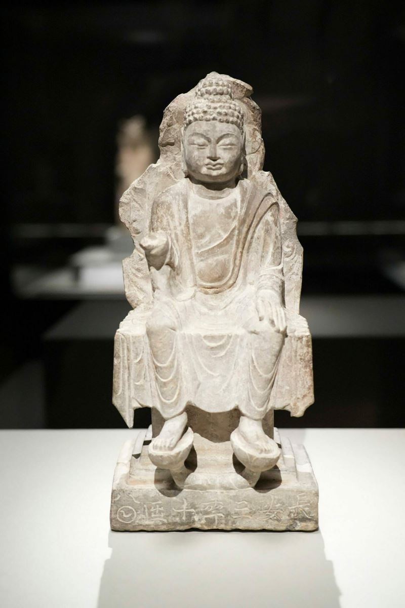 《石造　如来倚坐像》　唐時代・703年（長安3年）　山口コレクション