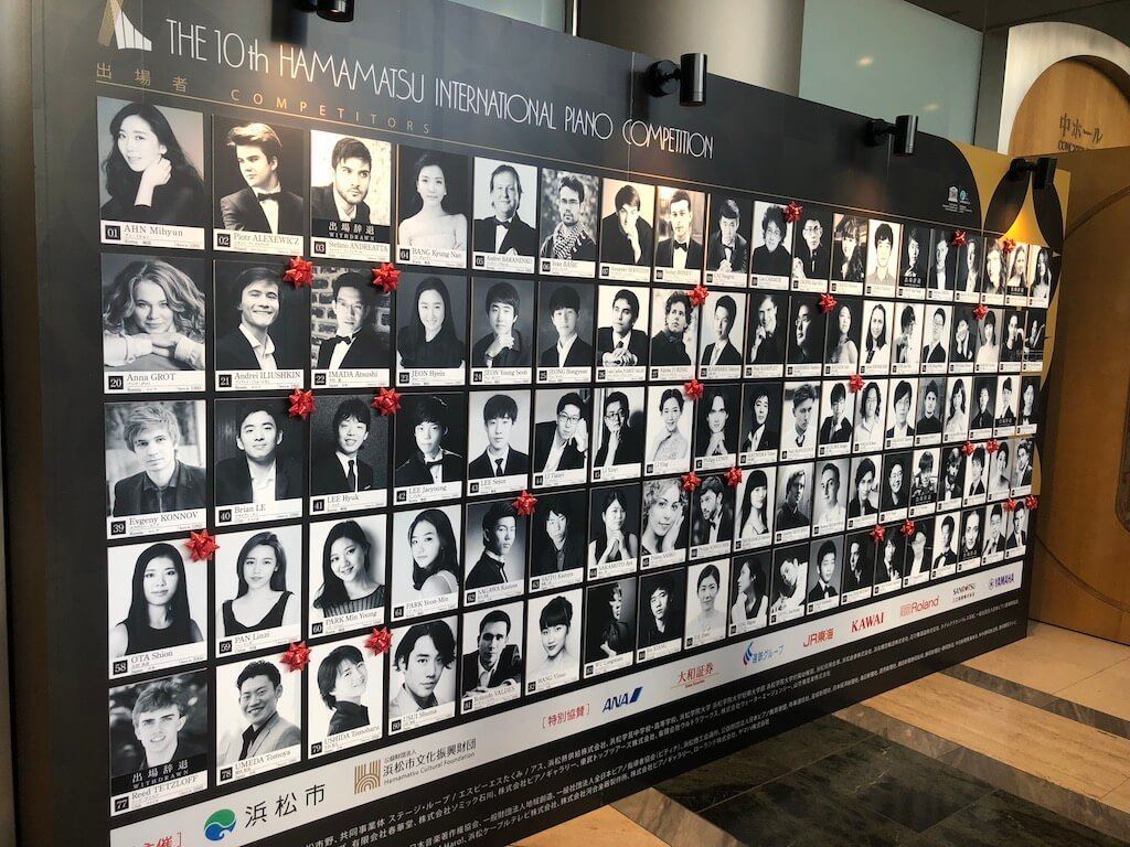 会場にはコンテスタントの写真が掲示されていて、次のステージに進んだ人のところにリボンの花がつけられる。映画の中でも再現されています！