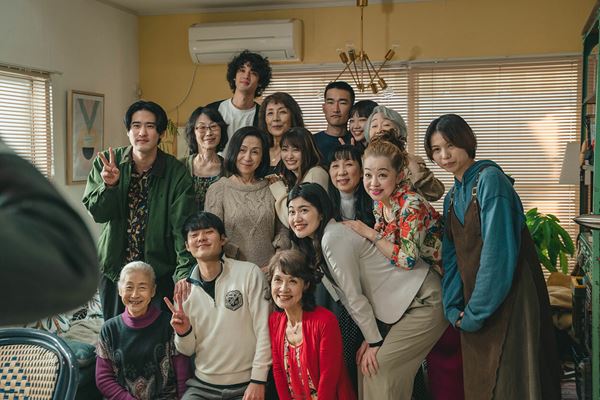 (C)2022茶飲友達フィルムパートナーズ