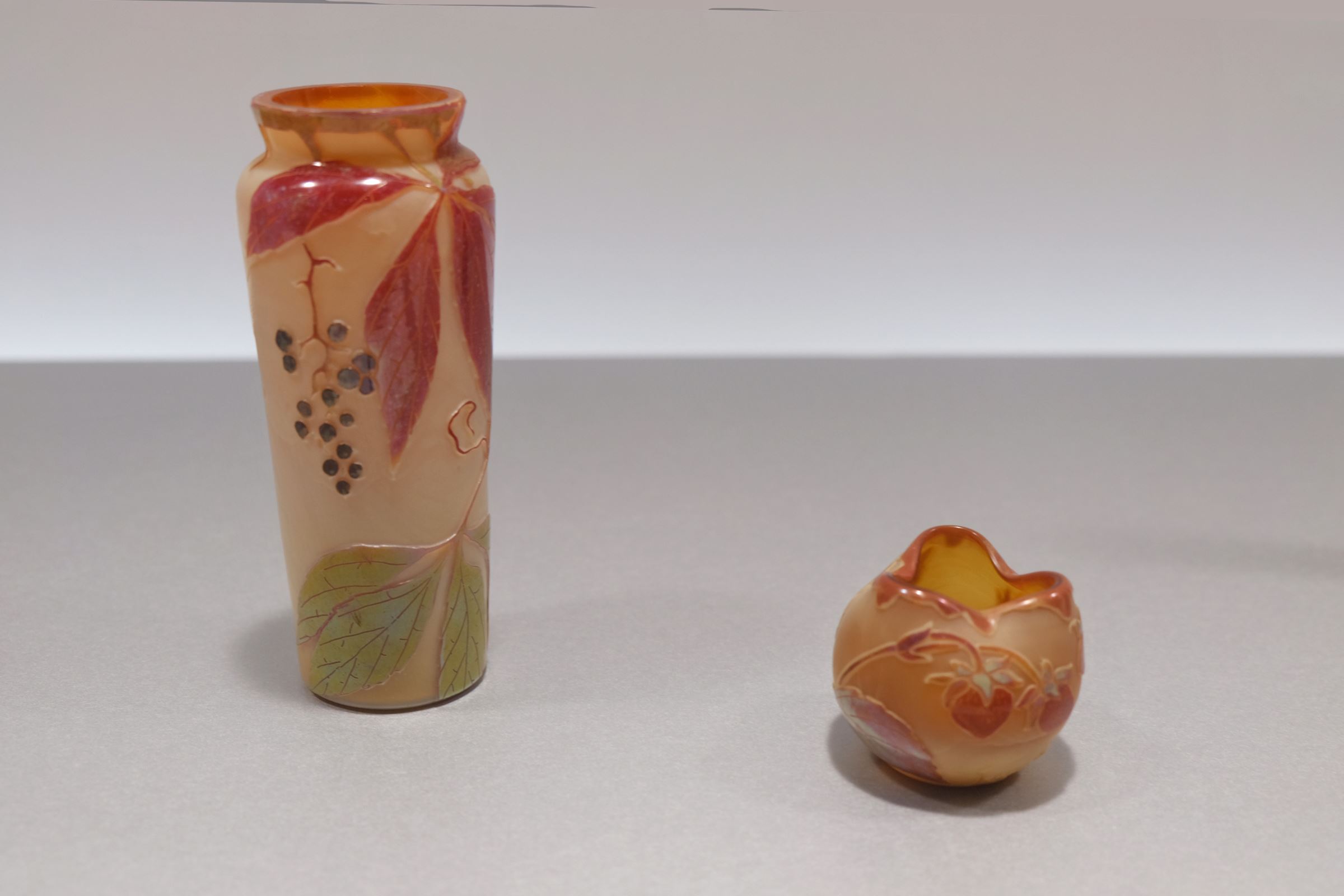 （左）ルグラ・ガラス工場 デザイン・制作：フランソワ=テオドール・ルグラ 《野蔓葡萄枝文花器》1900年頃　（右）ルグラ・ガラス工場 デザイン・制作：フランソワ=テオドール・ルグラ 《苺枝文花器》