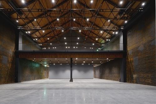 煉瓦倉庫の質感を残した、高さ15メートルの大型展示空間