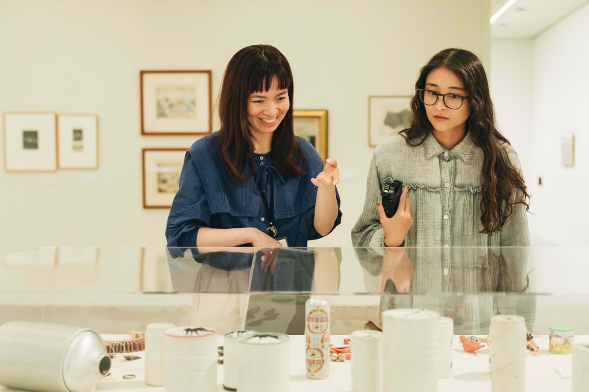 さまざまな空き缶で作られた楽器や、音のおもちゃが展示されています