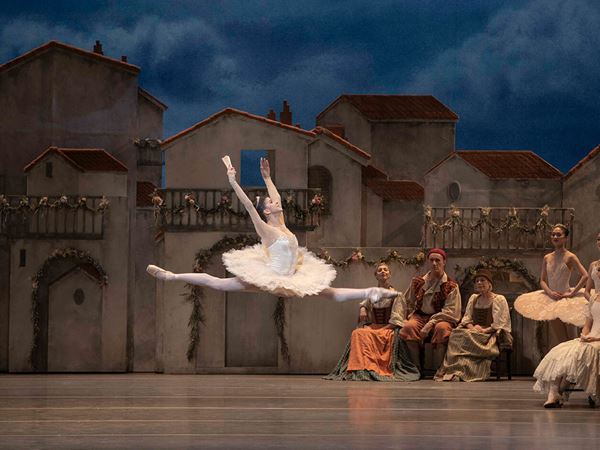 (C)Marcelino-Sambe-and-Yasmine-Naghdi-in-Don-Quixote-(C)2019-ROH.-Photographed-by-Andrej-Uspenski-