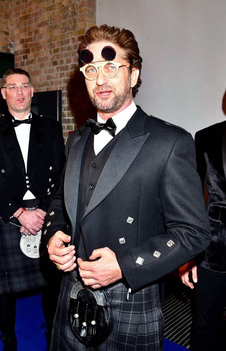 2020年のベルリン映画祭にキルトスカート姿で登場。取材カメラマンのサングラスを拝借しておちゃらけるの図。