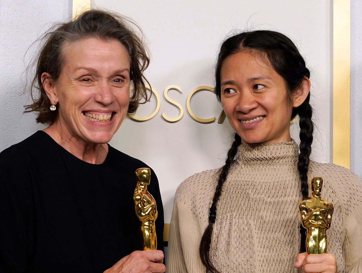 第93回アカデミー賞授賞式で作品賞、監督賞、主演女優賞を受賞した『ノマドランド』のクロエ・ジャオ監督(右)とフランシス・マクドーマンド(左)