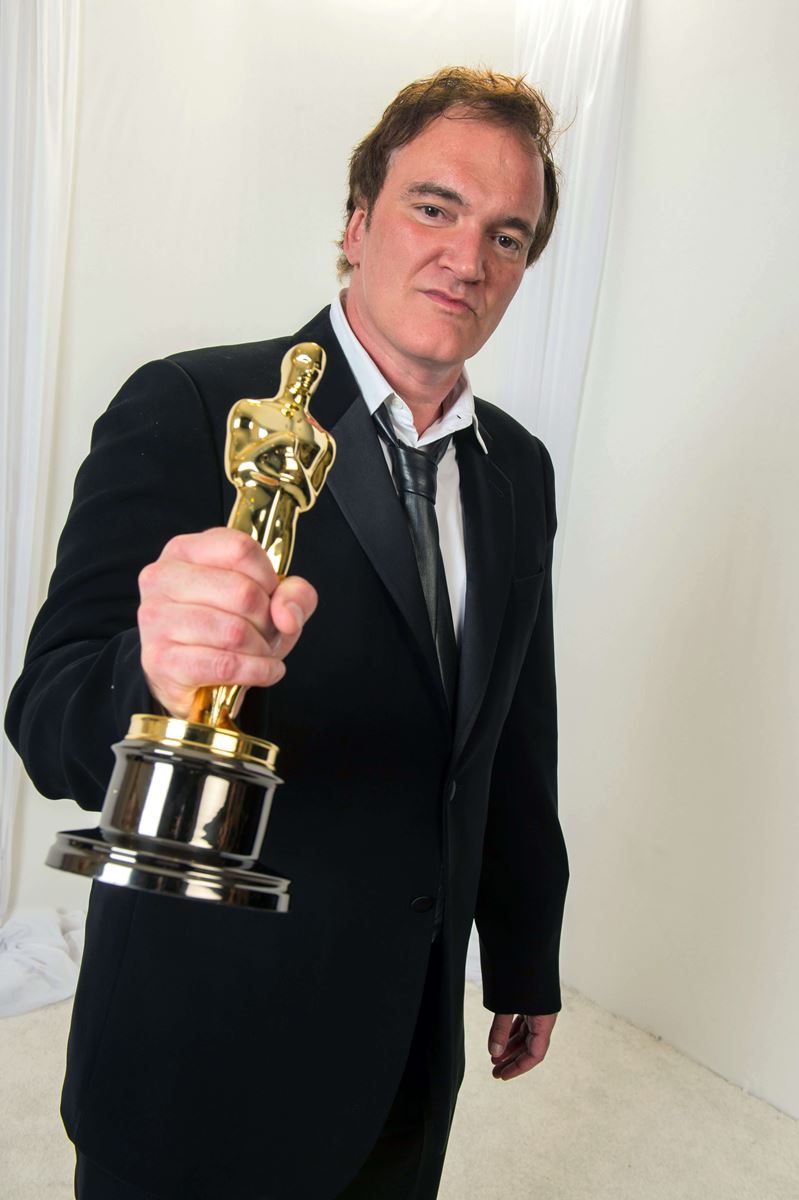 『ジャンゴ　繋がれざる者』でアカデミー脚本賞を受賞、オスカー像の握りしめるタランティーノ