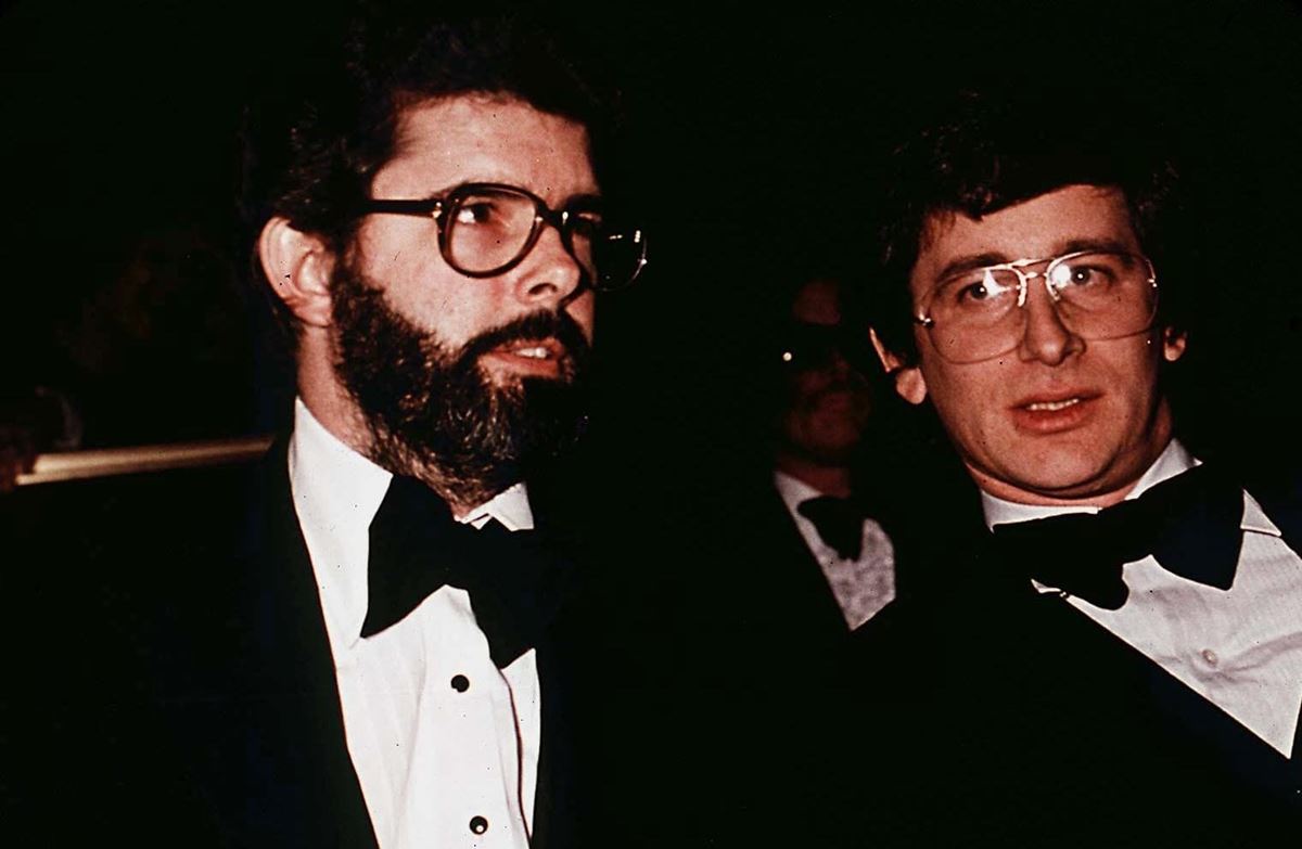 『スター・ウォーズ』1作目の監督報酬を安くする代わりにマーチャンダイズの権利を得て、キャラクタービジネスで大儲け。以後、シリーズを“自腹”で作ったジョージ・ルーカス(左)。右は盟友のスティーヴン・スピルバーグ。1979年、若き日のふたり。