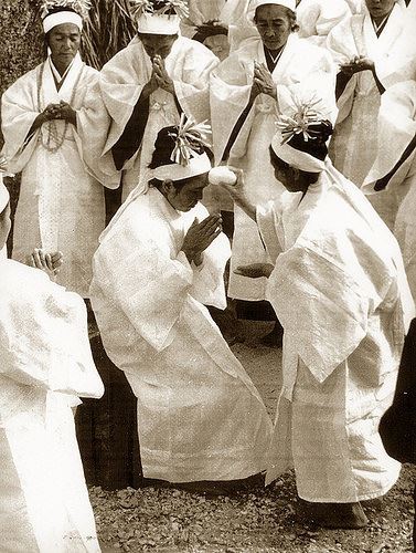 『イザイホウ －神の島・久高島の祭祀－』 （C）海燕社