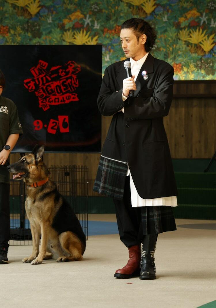 オリバーな犬」50匹の犬に向け試写会実施、オダギリジョー「落ち着いて
