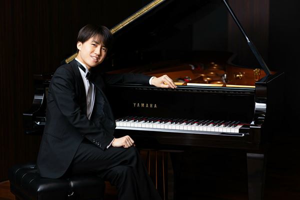 牛田智大、得意とするラフマニノフのピアノ協奏曲第2番をプラハ交響楽