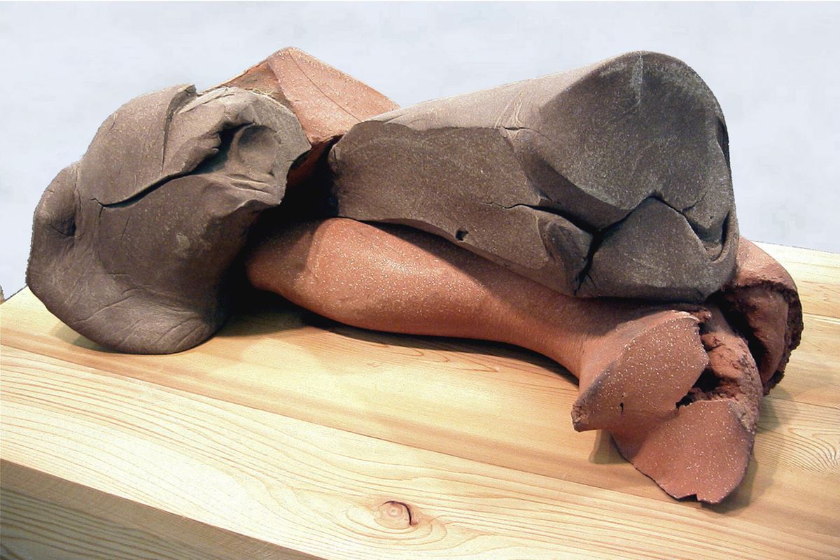 《テウミンとたみをとむらって　バツサイとつみをきりしは》 2000年　セラミック　東京国立近代美術館蔵