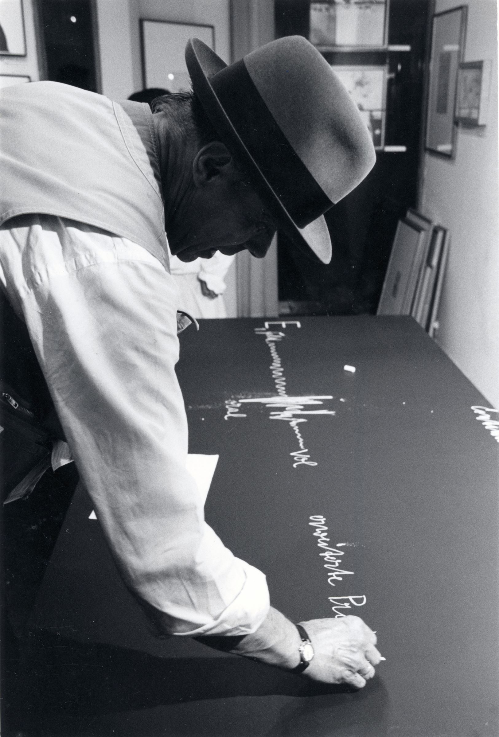 黒板ドローイング「コンティニュイティ（連続性）」を制作するヨーゼフ・ボイス　1984
