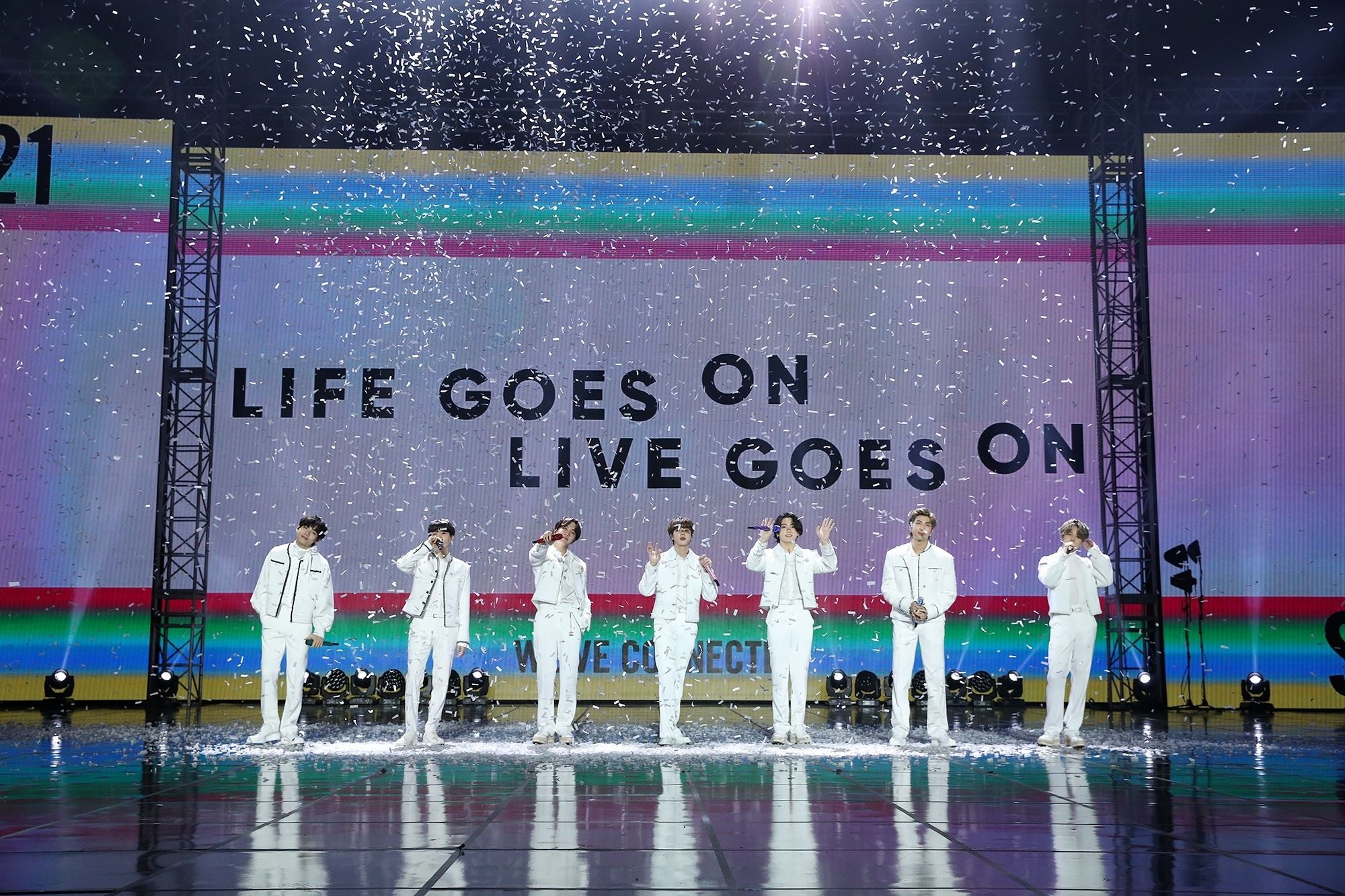 『2021 NEW YEAR'S EVE LIVE presented by Weverse』より （写真：BIGHIT MUSIC）