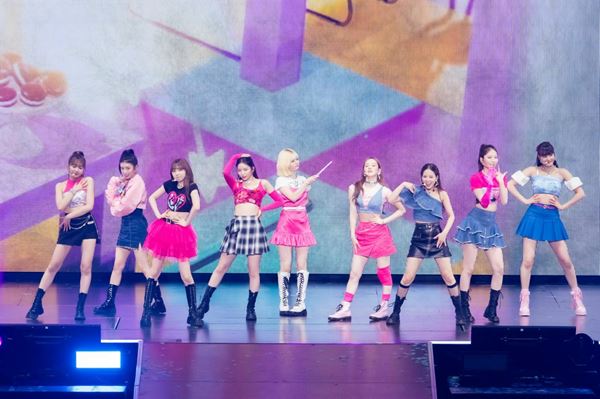 Niziu コンサートセット NiziU、初ドーム公演「NiziU Live with U 2022 “Burn it Up