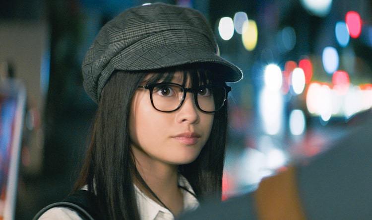 橋本環奈がメガネと帽子で変装 小説の神様 ドsな女子高生作家捉えた新写真 ぴあエンタメ情報