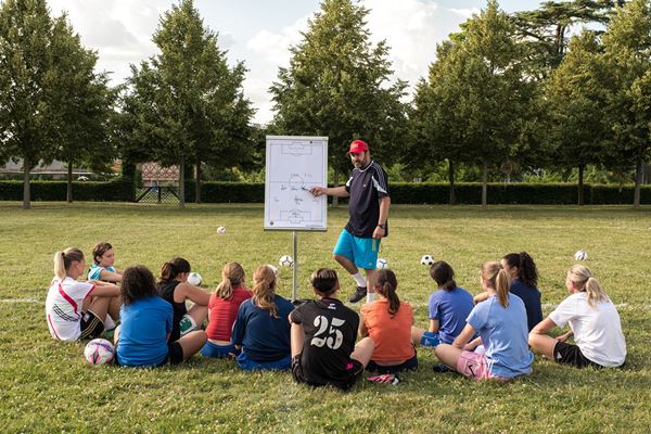 (C)2019 ADNP - KISSFILMS - GAUMONT - TF1 FILMS PRODUCTION - 14EME ART PRODUCTION - PANACHEPRODUCTIONS - LA COMPAGNIE CINEMATOGRAPHIQUE