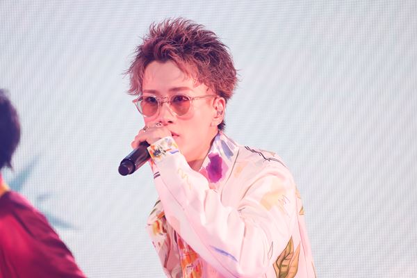 BUDDiiSがクリスマス感満載のワンマンライブを開催「幸せを持っ