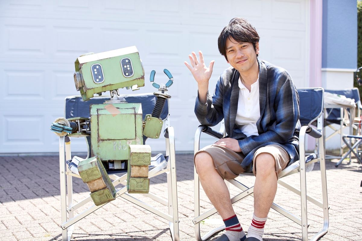 タング、初めて“ロボット”と出会う 二宮和也主演『TANG タング』場面 ...