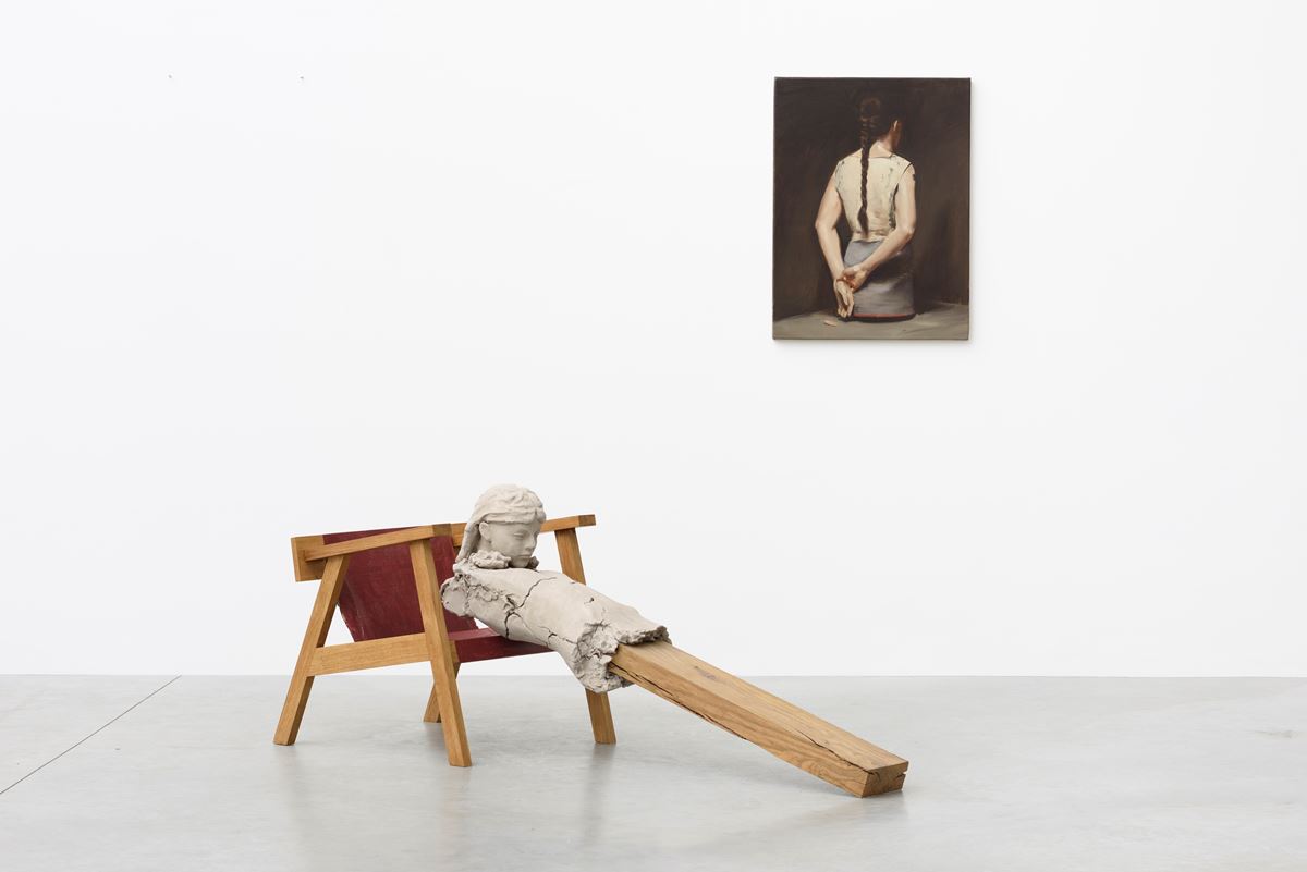 ［参考画像］（左）マーク・マンダース《椅子の上の乾いた像》2011-2015（右）ミヒャエル・ボレマンス《オートマト(I)》2008　 Photo: Peter Cox  Courtesy: Zeno X Gallery, Antwerp, Gallery Koyanagi, Tokyo, Tanya Bonakdar Gallery, New York/Los Angeles & David Zwirner