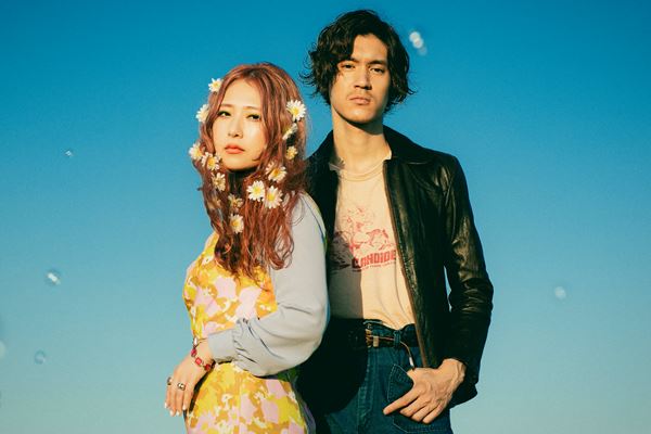 GLIM SPANKY、新アルバム『The Goldmine』ジャケット写真公開