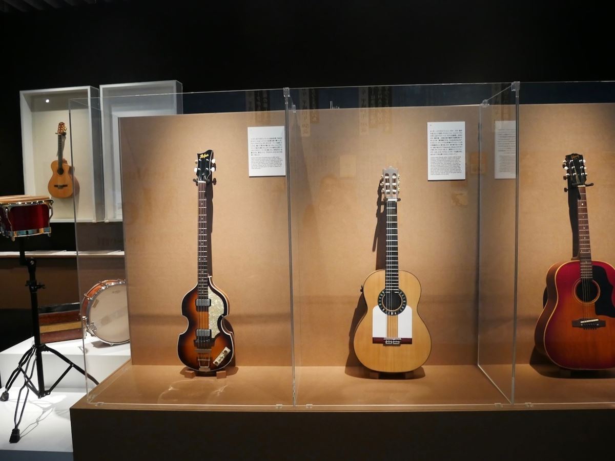 計20本のギターが、それぞれにまつわるエピソードや使用楽器などの解説とともに展示されている