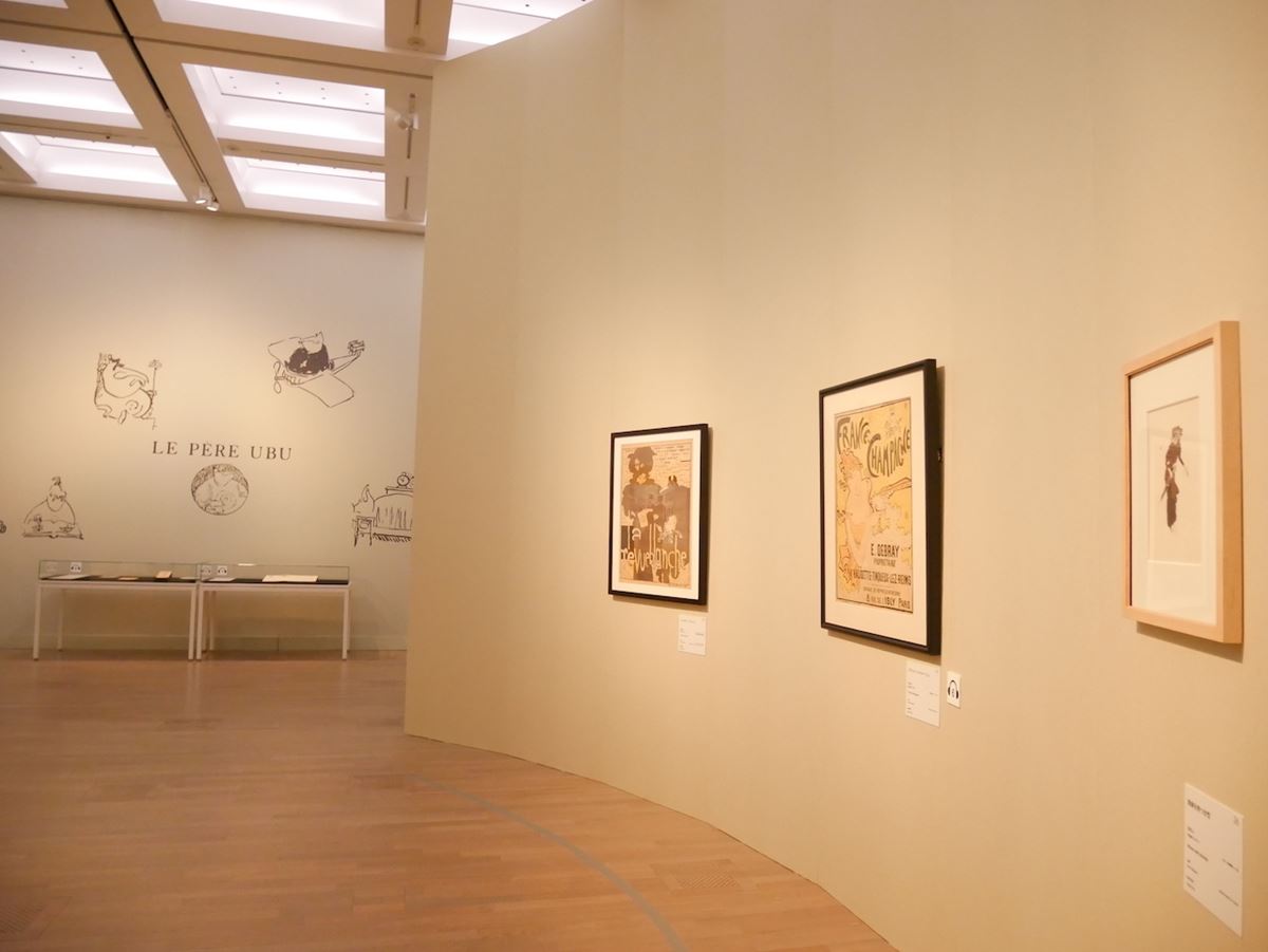 第２章「ナビ派時代のグラフィック・アート」より。 右中央：《フランス=シャンパーニュ》　1891年　川崎市市民ミュージアム