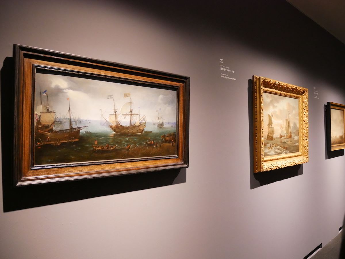 手前：コルネリス・ファン・ウィーリンヘン《港町近くの武装商船と船舶》1620-25年頃　ロッテルダム海洋博物館