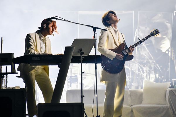 (C)「Mrs. GREEN APPLE // The White Lounge in CINEMA 」製作委員会　撮影：田中聖太郎写真事務所/金谷龍之介/古溪一道/高田梓