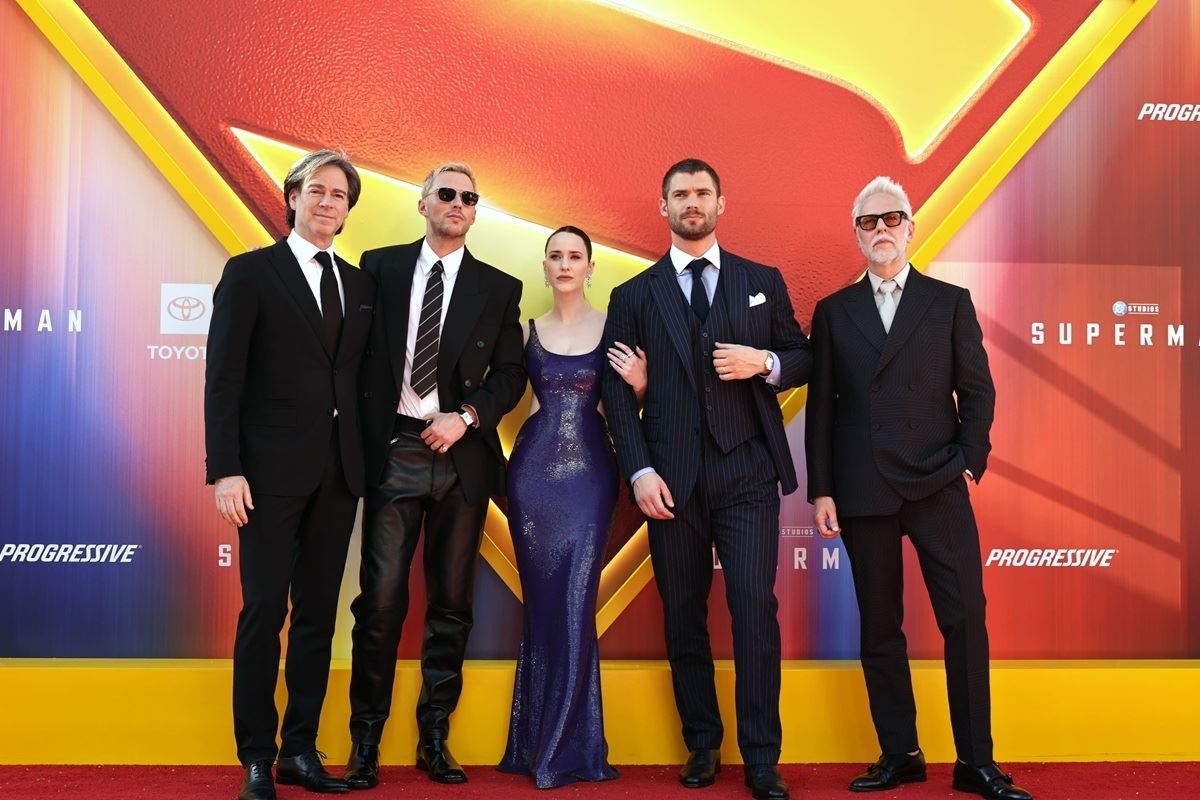 本作のプレミアイベントにて。左から、プロデューサーのピーター・サフラン、レックス・ルーサー役のニコラス・ホルト、ロイス・レイン役のレイチェル・ブロズナハン、スーパーマン役のデヴィッド・コレンスウィット、そしてジェ―ムズ・ガン