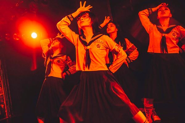 水曜日のカンパネラ、対バンツアー開幕 EP『ネオン』CD化