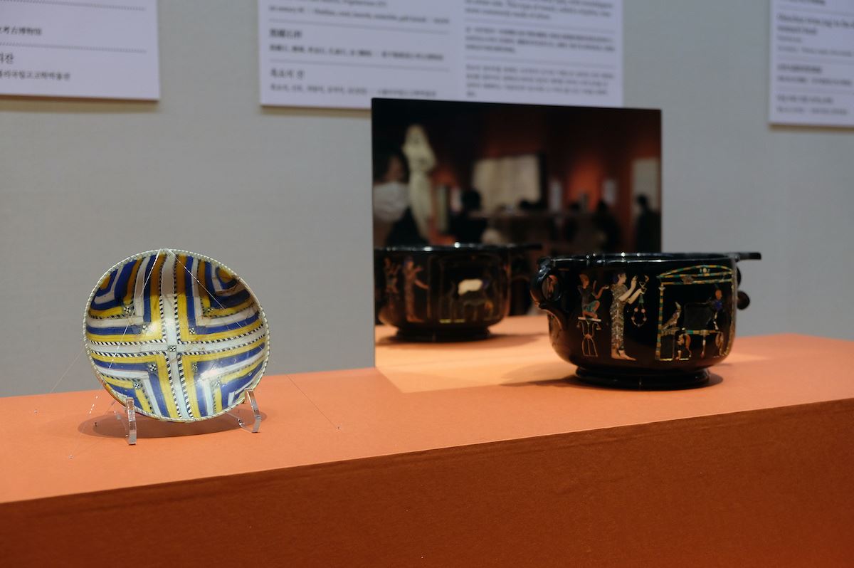 左：《千華文ガラス杯》１世紀　ポンぺイ出土　右：《黒曜石の杯》前1世紀　スタビア出土
