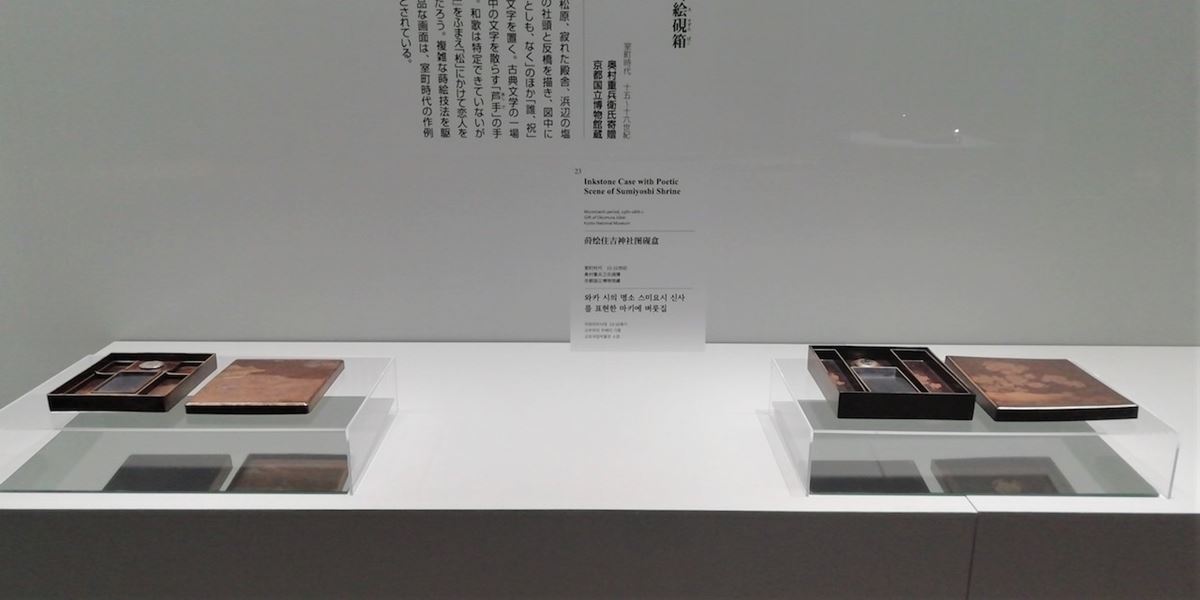 右：《菊慈童蒔絵硯箱》、室町時代　15世紀、通期展示 左：《住吉蒔絵硯箱》、室町時代　15〜16世紀、京都国立博物館蔵（奥村重兵 衛氏寄贈）、通期展示