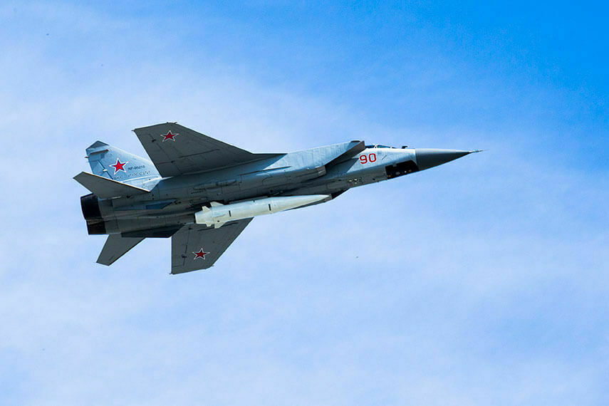 ロシアの戦闘機、MiG-31Kに搭載された極超音速ミサイル“キンジャール”。