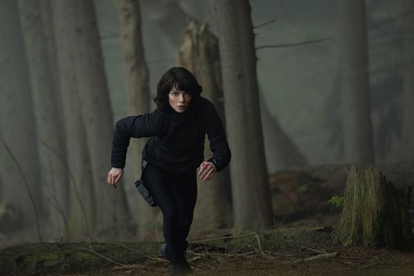 深い谷の間に マイルズ・テラー & アニャ・テイラー＝ジョイ 直筆サイン入り写真 マイルズ・テラー、アニャ・テイラー＝ジョイ共演のSFスリラー
