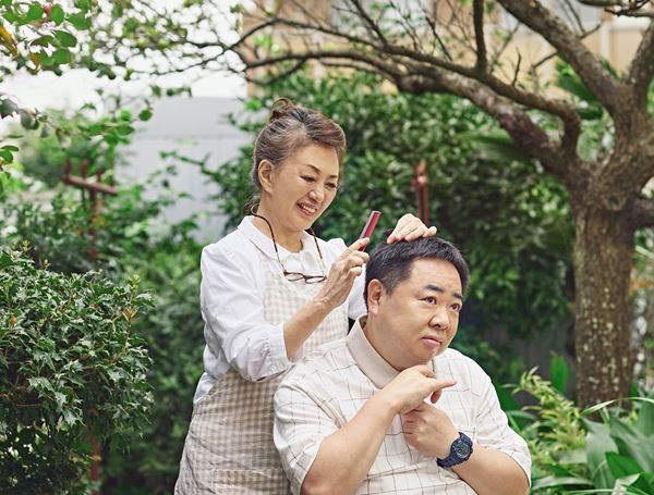 (C)2021「梅切らぬバカ」フィルムプロジェクト