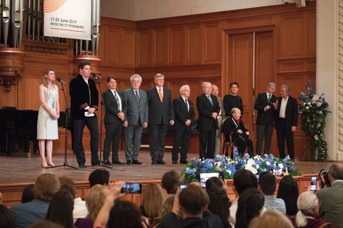 審査委員長を務めたマツーエフ（左から2番目）は、1998年の優勝者 (C)The XVI International Tchaikovsky Competition