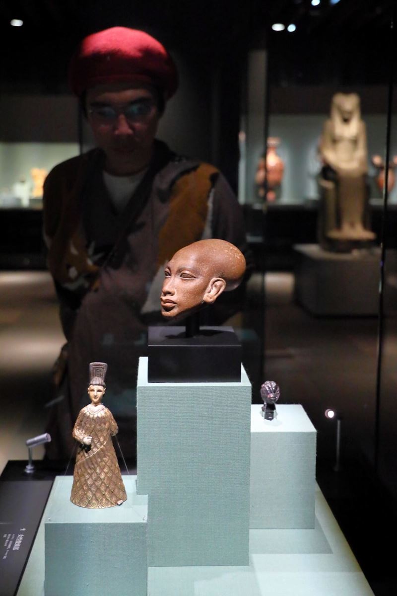 左：《人物像「バクトリアの王女」》　中央アジア　バクトリア・マルギアナ複合　前2３00〜前1800年頃 中央：《女性像頭部》エジプト　新王国時代　アマルナ文化　前1351〜前1334年