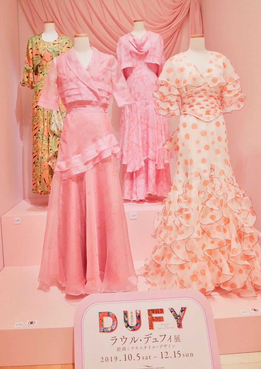 ドレス—マイ・フェア・レディ　テキスタイル《サテンの花》《赤い水玉模様》《アネモネとアラム》《薔薇と奥義》　ドレス・デザイン：アンソニー・パウエル　制作：モンジ・ギバン　ドレス制作：2019年