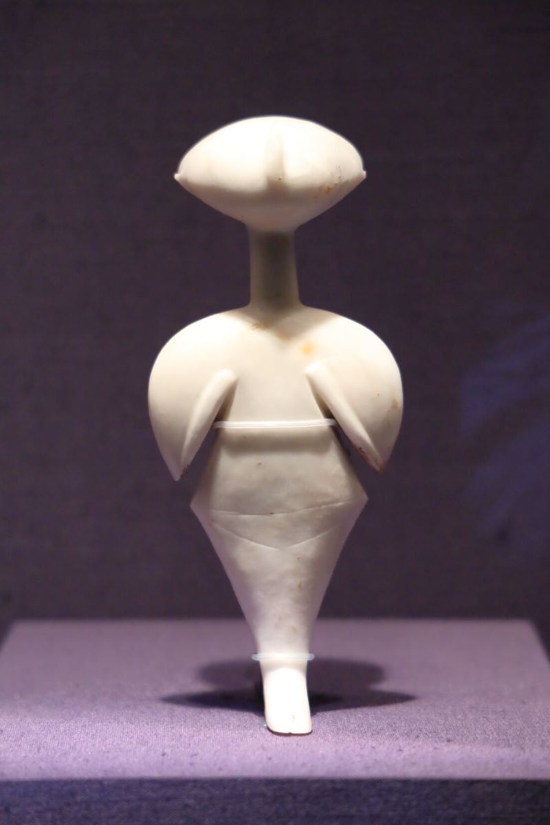 《女性像「スターゲイザー」》アナトリア半島西部　前期青銅器時代　前3300〜前2500年頃