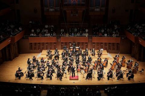 大阪フィルハーモニー交響楽団 (C)飯島隆