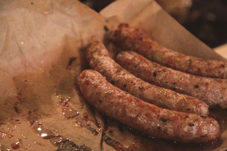 野外で映画を見ながら味わう“シネマグルメ”キッチンカーが集結！