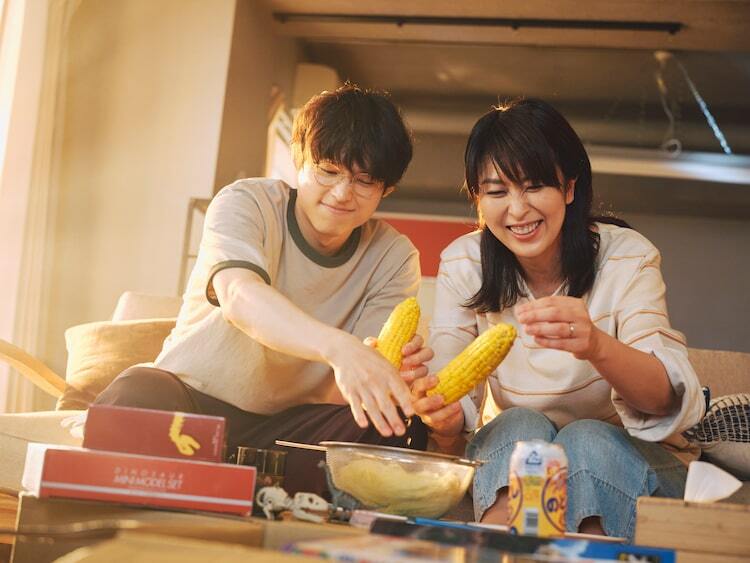 松たか子×松村北斗「ファーストキス」新写真ずらり、若き日の夫婦の