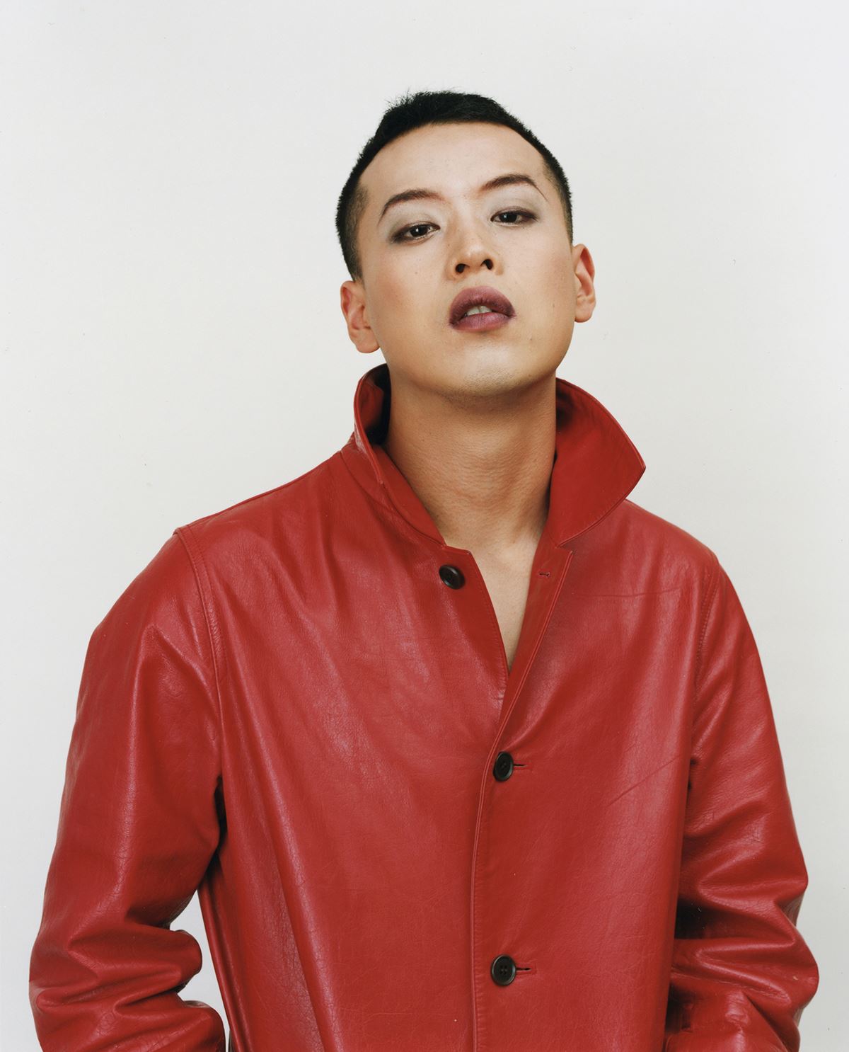 《赤い革のコートを着ている》2002 年 ©Takano Ryudai, Courtesy of Yumiko Chiba Associates